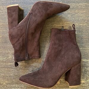 STEVE MADDEN FALONA BROWN FAUX SUEDE BLOCK HEEL ZIP SIDE HEEL GRIP BOOTIE 7.5